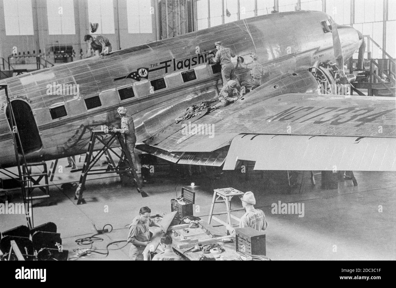 Vintage Schwarz-Weiß-Fotografie, aufgenommen 1937, zeigt ein Douglas DC-3-Linienflugzeug, NC 17334, 'Flaggschiff Detroit', das in der Douglas-Fabrik in Santa Monica, Kalifornien, USA gebaut wird. Es wurde für American Airlines gebaut und war ab 2020 der älteste fliegende Douglas DC-3 der Welt. Stockfoto