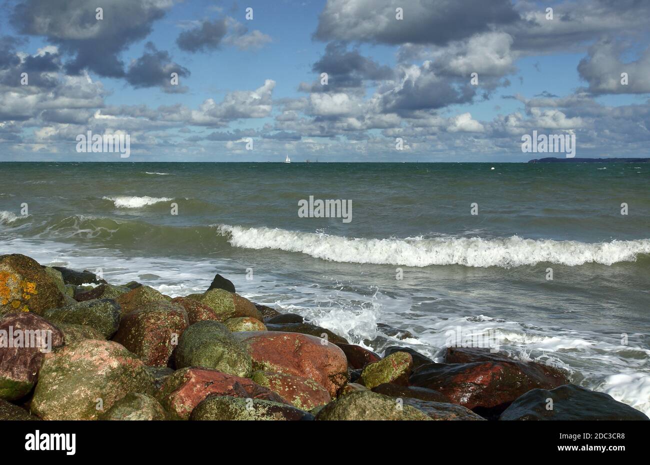 Die Steine an der Ostsee in Hohwacht bilden nicht nur einen schönen Kontrast zum Meer, sondern wirken auch als Wellenbrecher. Stockfoto