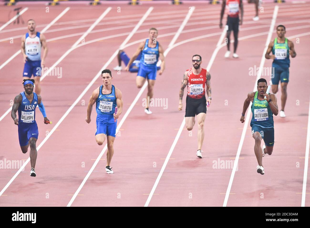 4x100 Relais: Cravon Gillespie (USA), Filippo Tortu (ITA), Ramil Guliyev (TUR), Camilo de Oliveira (BRA). IAAF Leichtathletik-Weltmeisterschaften, Doha 2019 Stockfoto