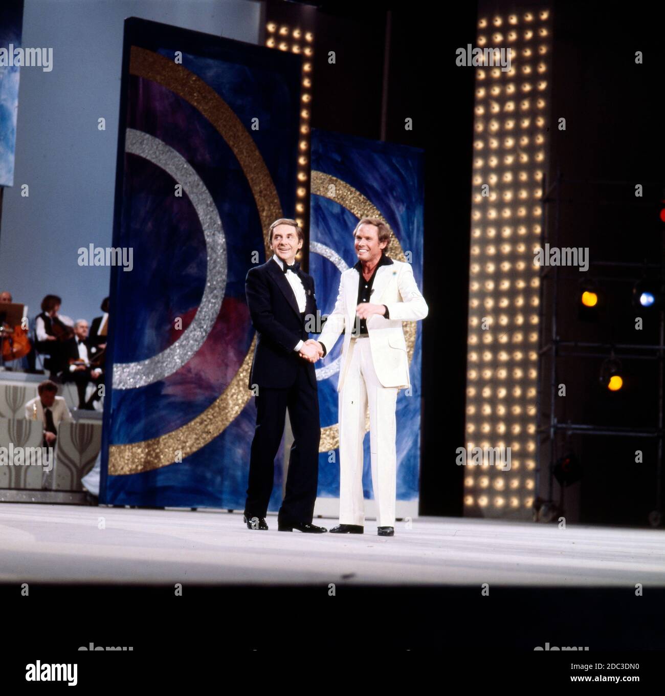 MUSIK IST TRUMPF, TV Musikrevue, 1979, Showmaster Harald Juhnke mit Showgast Peter Kraus. MUSIK IST TRUMPF, TV-Musikrevue, 1979, Moderator Harald Juhnke mit Showgastsänger Peter Kraus. Stockfoto