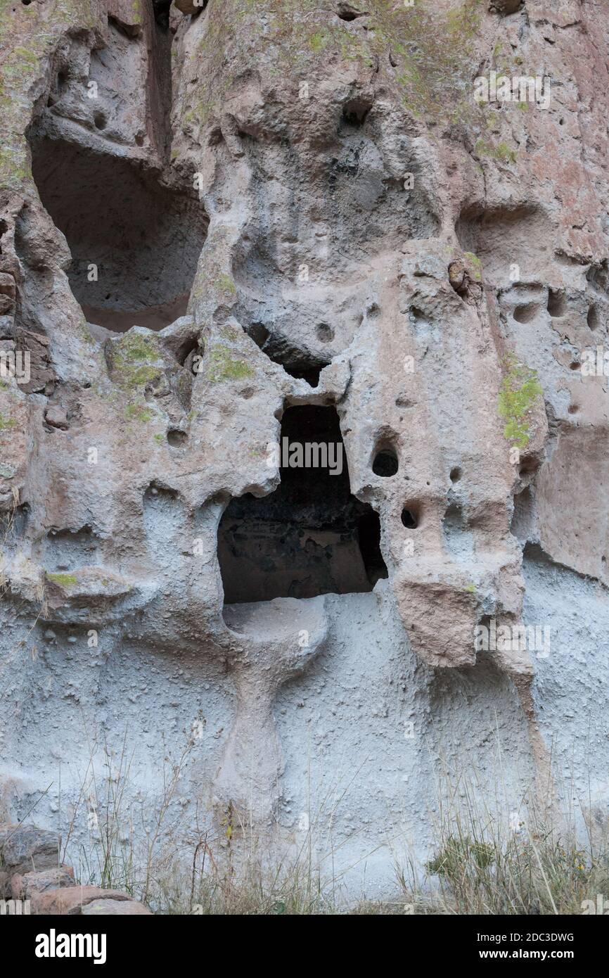 Eine Sandsteinhöhle, die von den Pueblo-Leuten in New Mexico am Bandelier National Monument in eine Felswand gehauen wurde. Stockfoto