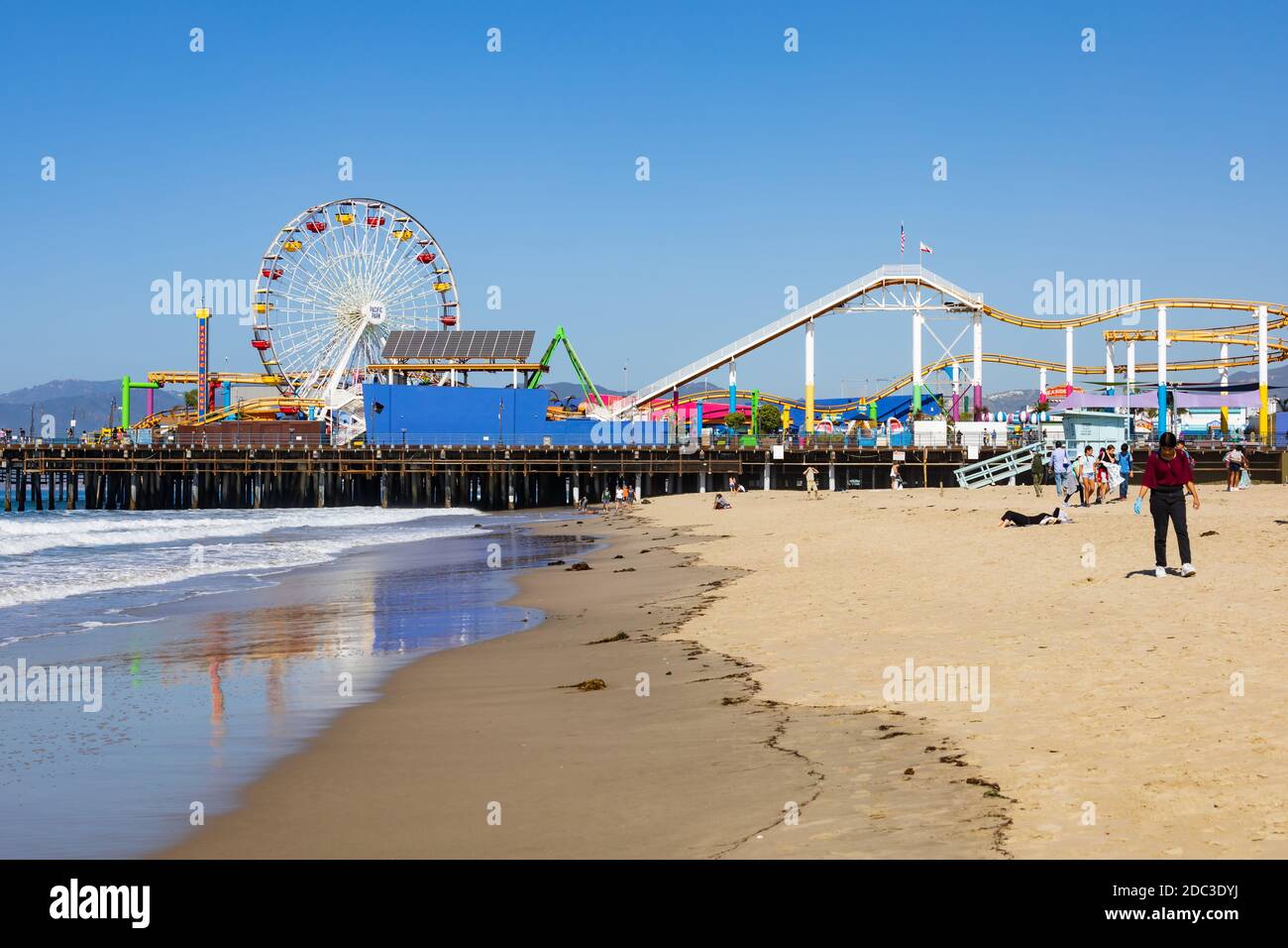 Unterhaltung im Pacific Park. Achterbahn und Riesenrad. Santa Monica Pier und Strand, Santa Monica, Kalifornien, Vereinigte Staaten von Amerika Stockfoto