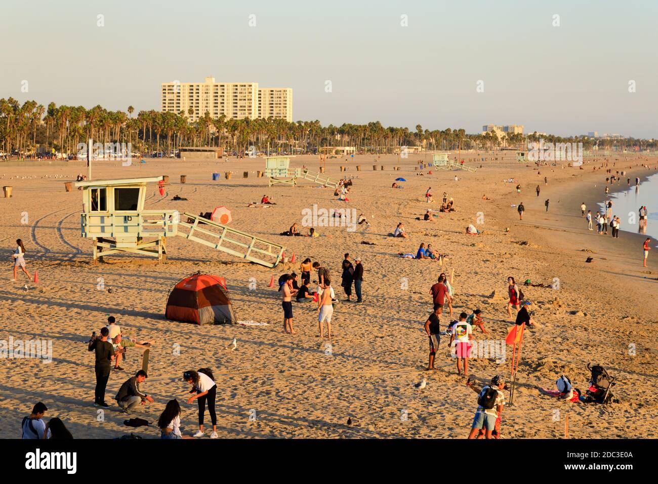 Badegäste und Touristen am Strand warten auf den Sonnenuntergang, Santa Monica, Kalifornien, Vereinigte Staaten von Amerika Stockfoto