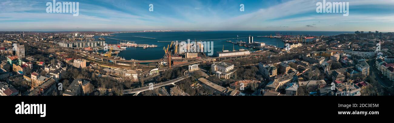 Luftpanorama der Wintermitte Stadtlandschaft mit Primorsky Boulevard Und Seehafen in Odessa Ukraine Stockfoto