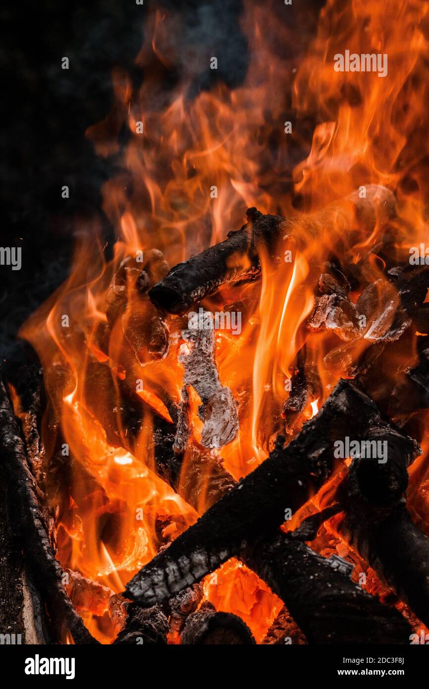 Feuer brennende Äste, Glut glühend. Stockfoto