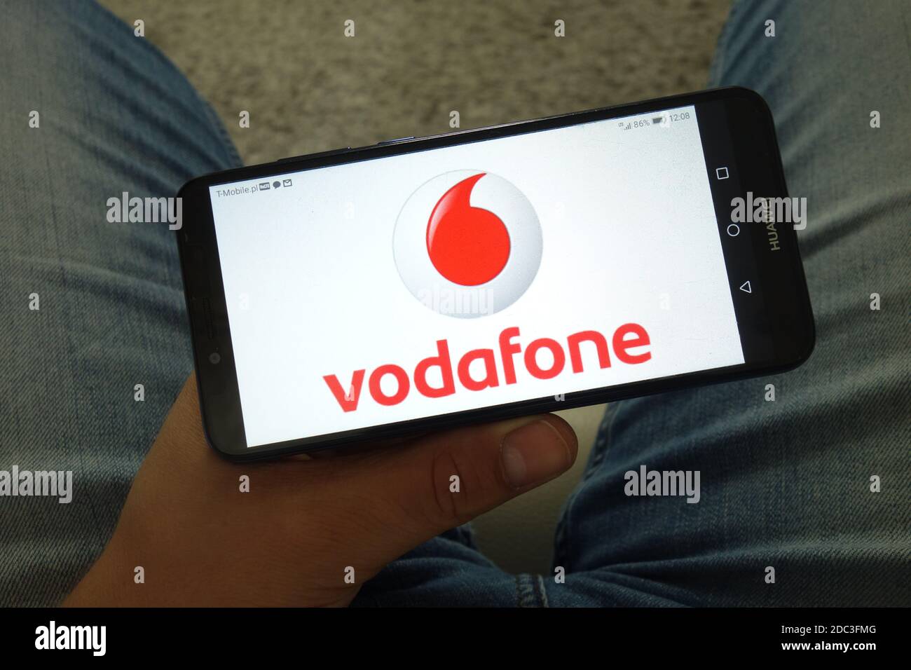 KONSKIE, POLEN - 29. Juni 2019: Vodafone Firmenlogo auf dem Mobiltelefon Stockfoto