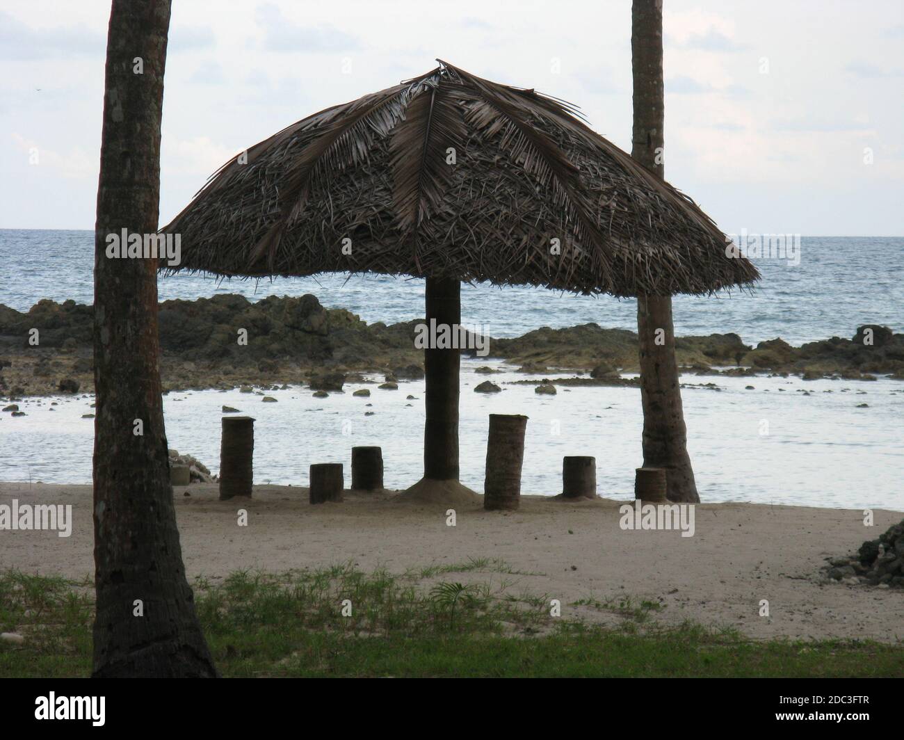 Silhouette eines Strohdach Pavillon für Schatten auf einem Strand in Port Blair in Andaman und Nicobar Inseln Indien Stockfoto