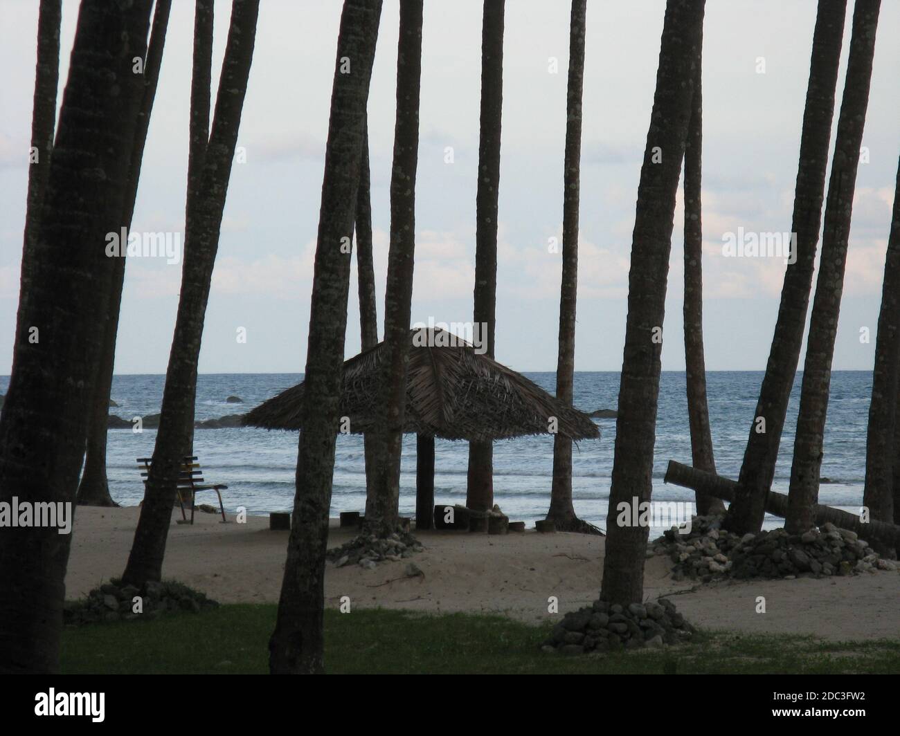 Silhouette eines Strohdach Pavillon für Schatten auf einem Strand in Port Blair in Andaman und Nicobar Inseln Indien Stockfoto