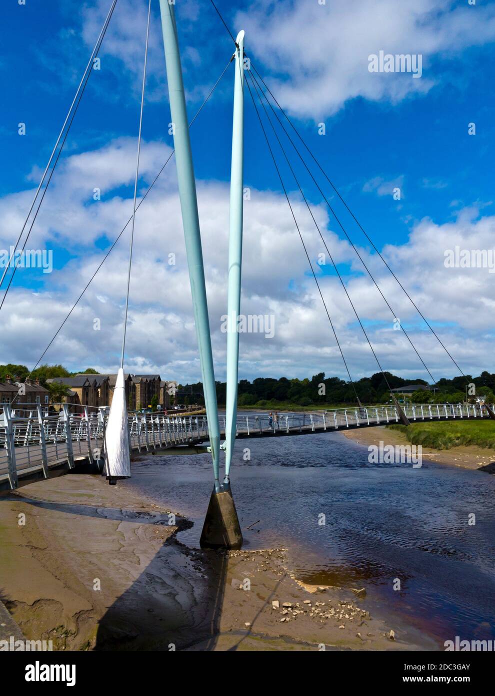 Die Lune Millennium Bridge eine von Whitby Bird and Partners 2000 entworfene Steg, die den Fluss Lune in Lancaster England überspannt. Stockfoto
