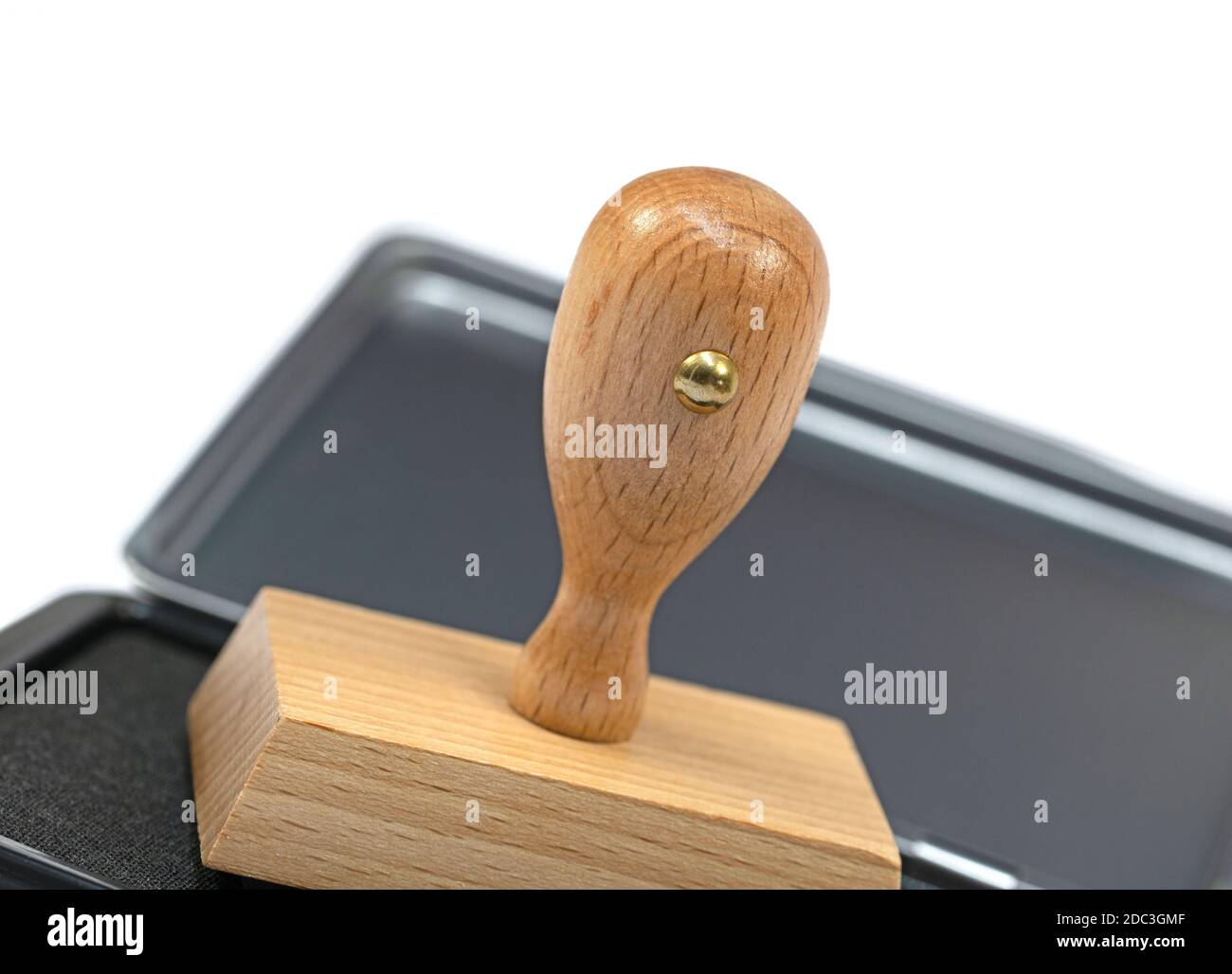 Holzstempel auf einem Briefmarkenblock vor weißem Hintergrund Stockfoto