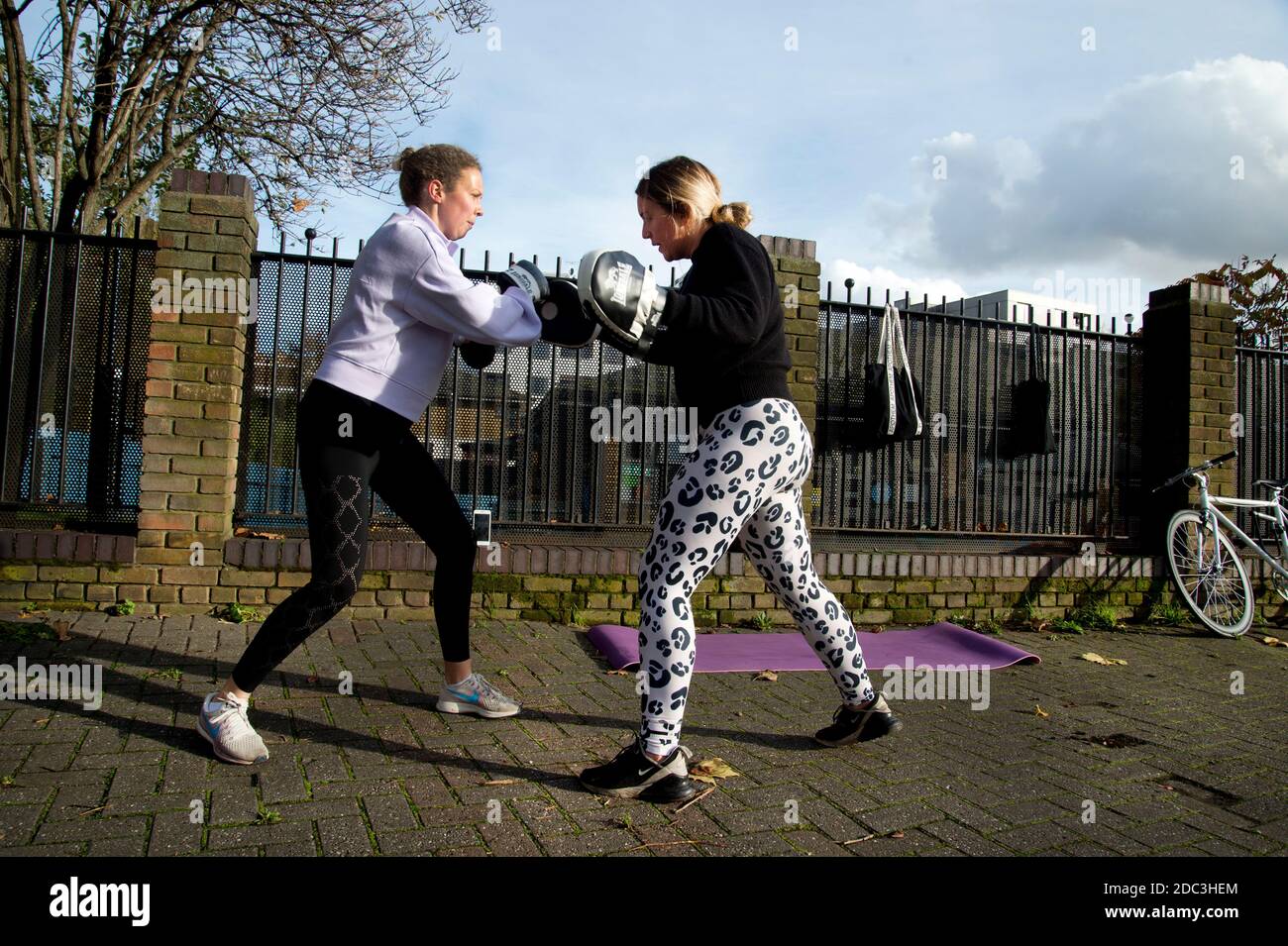 Hackney, London November 2020 während der Covid-19 (Coronavirus) Pandemie. Sperre 2. London Fields. Zwei junge Frauen üben Kickboxen. Stockfoto