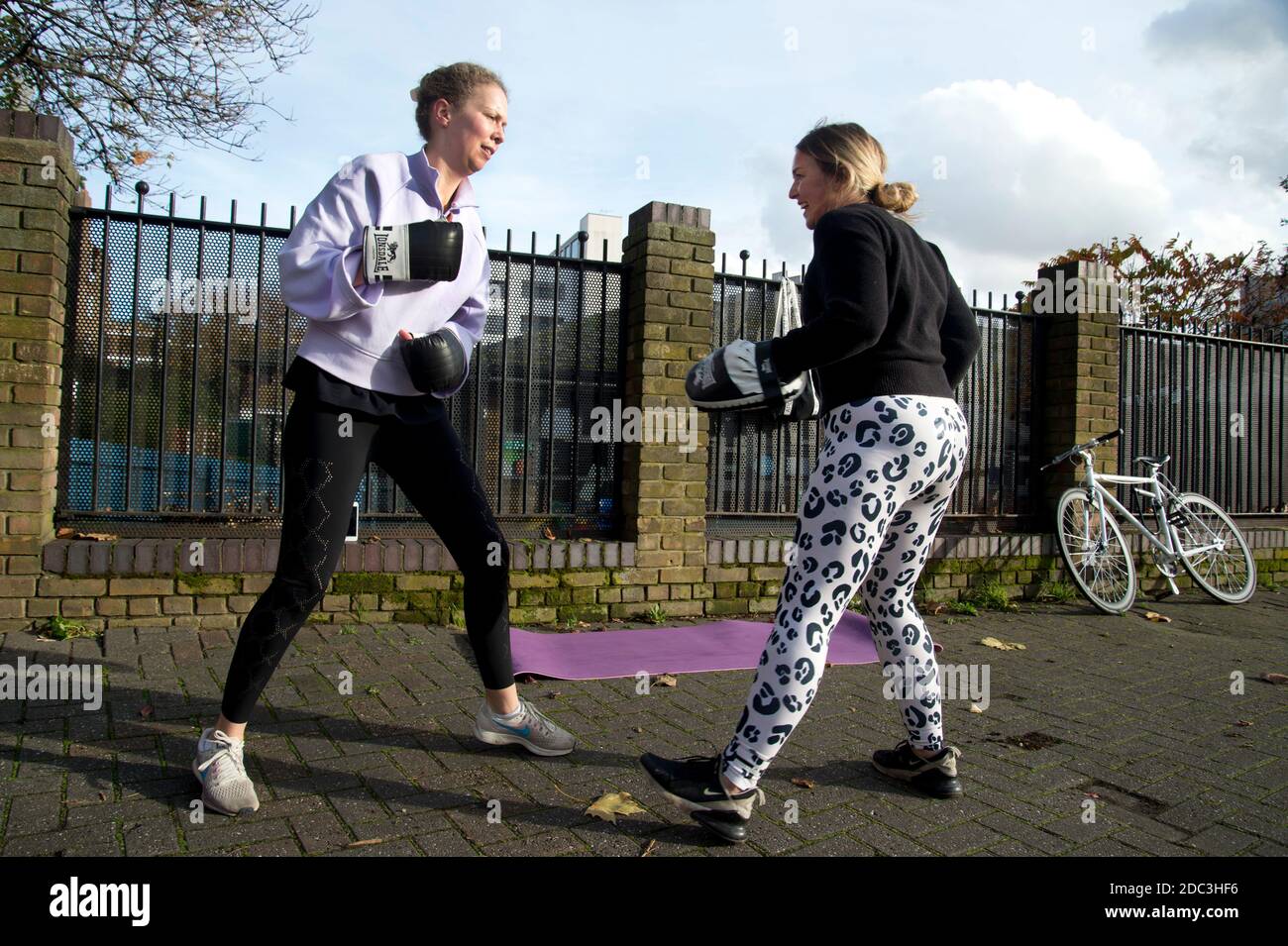 Hackney, London November 2020 während der Covid-19 (Coronavirus) Pandemie. Sperre 2. London Fields. Zwei junge Frauen üben Kickboxen. Stockfoto