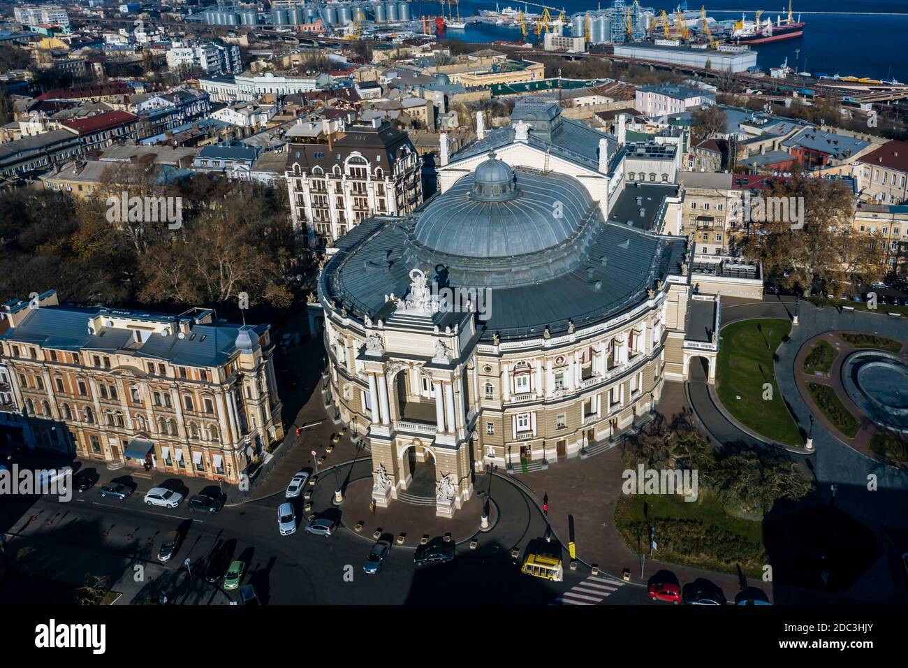 Air Stadtpanorama mit nationaler Oper und Ballett-Theater von Odessa Ukraine an sonnigen Tag. Stockfoto