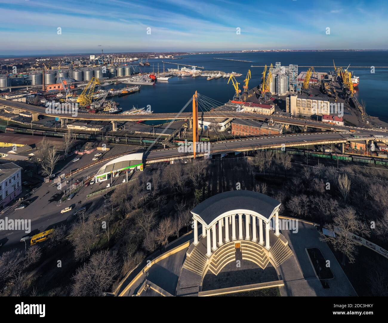 Luftpanorana von Zentrum Stadtlandschaft mit Primorsky Boulevard und Seehafen in Odessa Ukraine Stockfoto