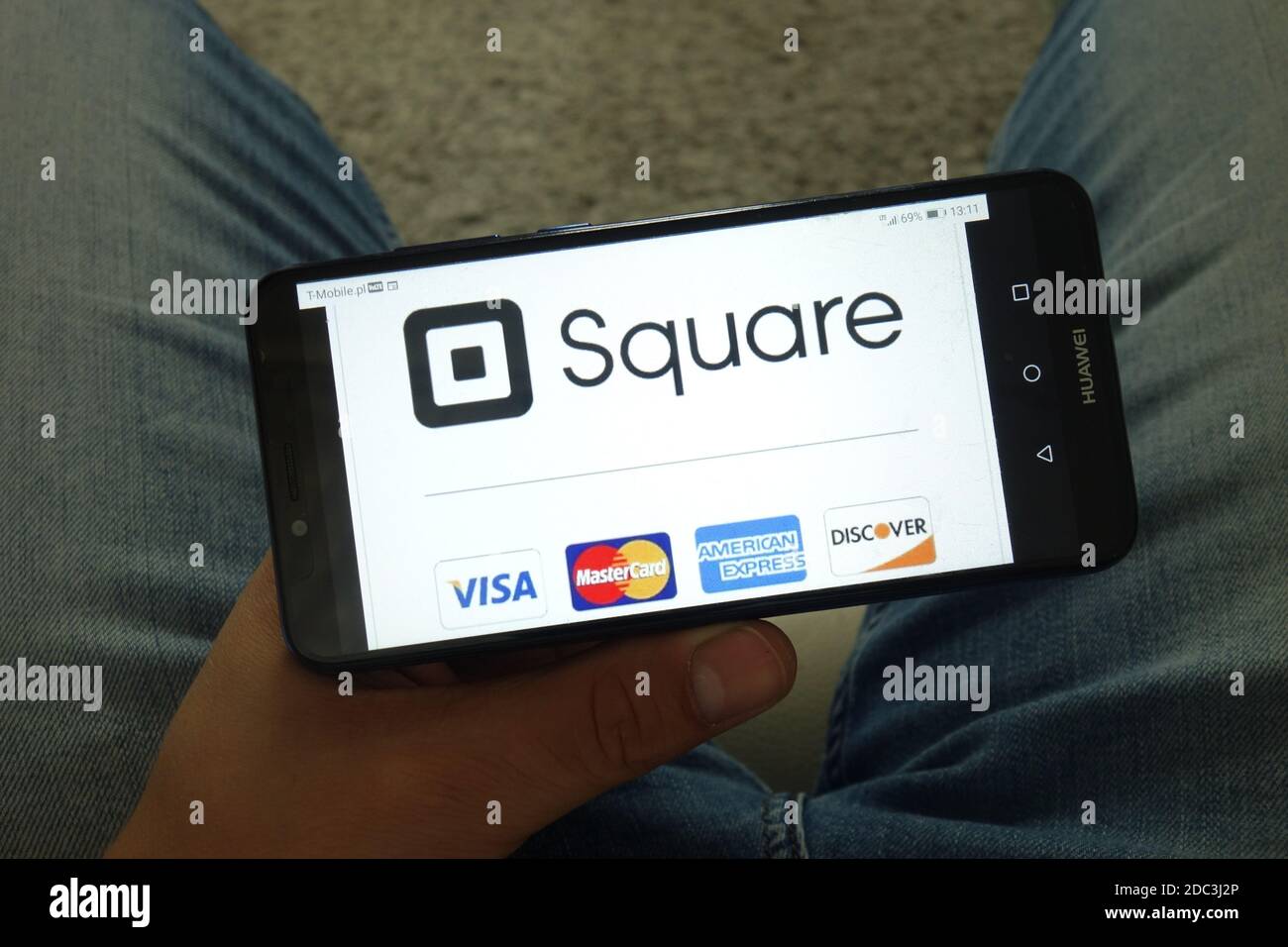 KONSKIE, POLEN - 29. Juni 2019: Firma Square Inc. Mit Visa MasterCard American Express und Discover Logos auf dem Mobiltelefon Stockfoto