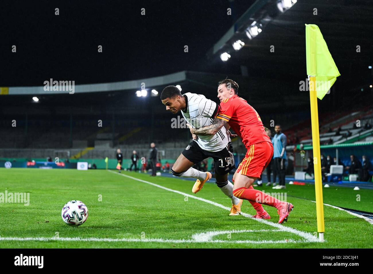 Braunschweig, Deutschland. November 2020. Ismail Jakobs (Deutschland, l.) Gegen Cameron Coxe (Wales, r). GES/Fußball/Europameisterschaft Qualifikation: Deutschland U21 - Wales U21, 11/17/2020 Fußball/Fußball: Euro Qualifier Under 21: Deutschland gegen Wales, Braunschweig, 17. November 2020 Quelle: dpa/Alamy Live News Stockfoto