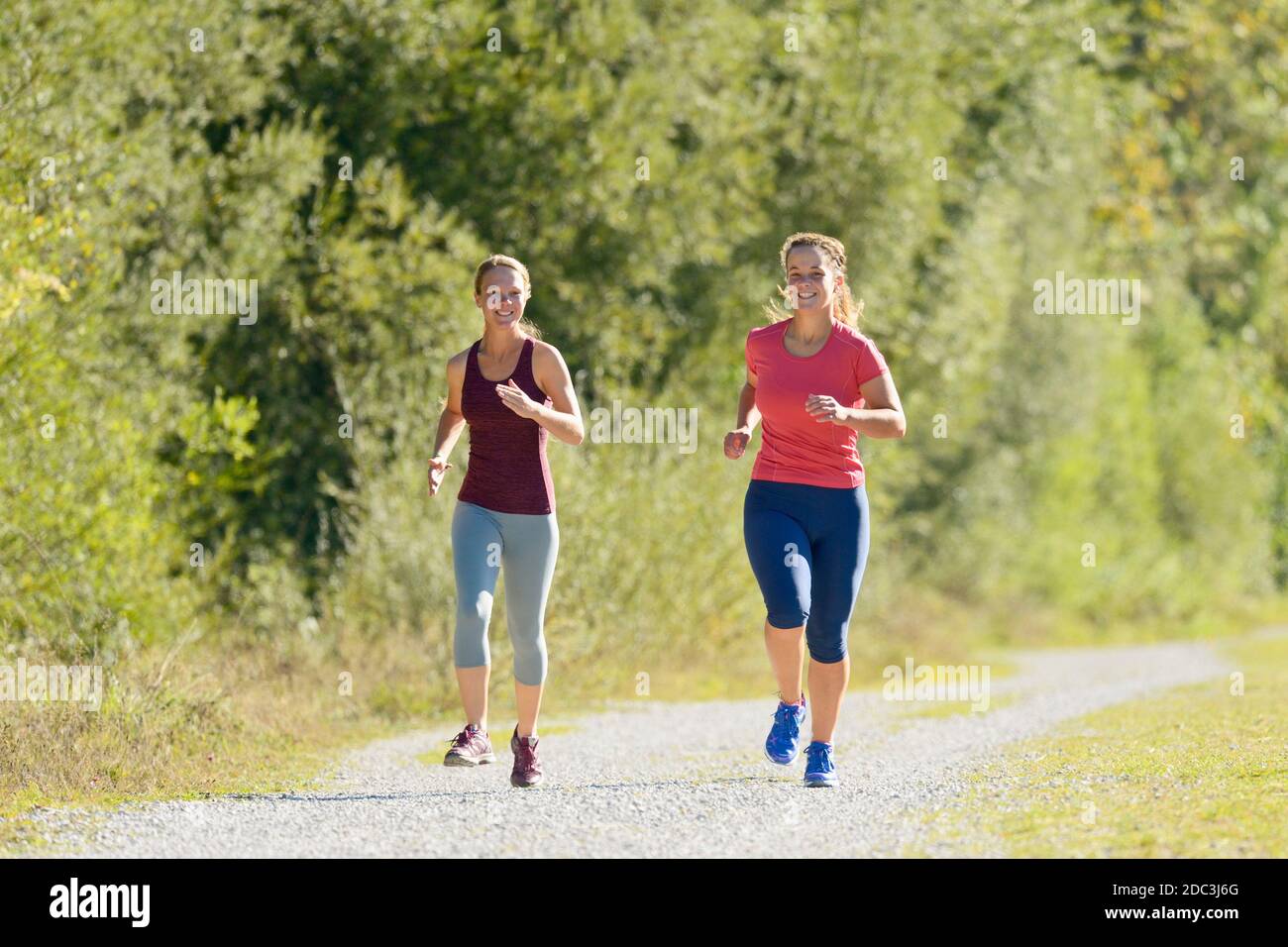 Zwei junge Frauen joggen im Spätsommer Stockfoto