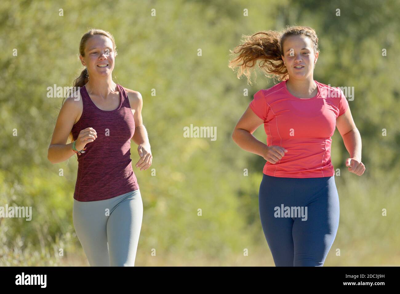 Zwei junge Frauen joggen im Spätsommer Stockfoto
