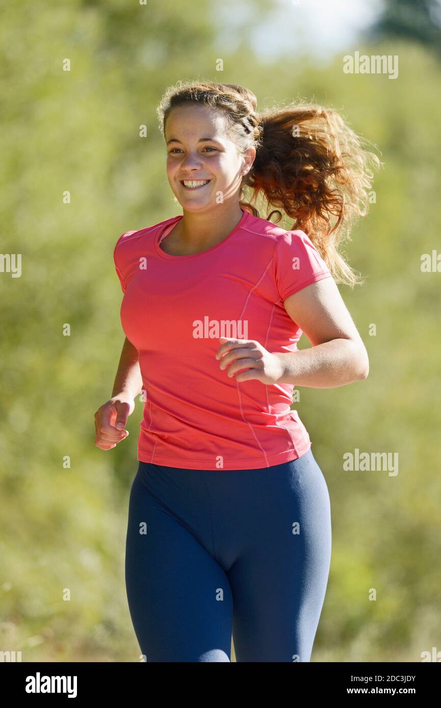 Junge Frau beim Joggen im Spätsommer Stockfoto
