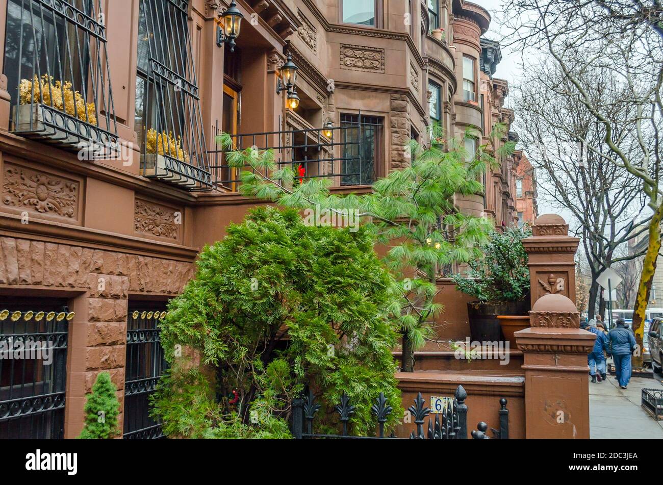 Traditionelle Nachbarschaft Von Harlem. Ähnliche Art Brownstone Häuser in einer Reihe und Menschen auf dem Bürgersteig zu Fuß. New York City, USA Stockfoto
