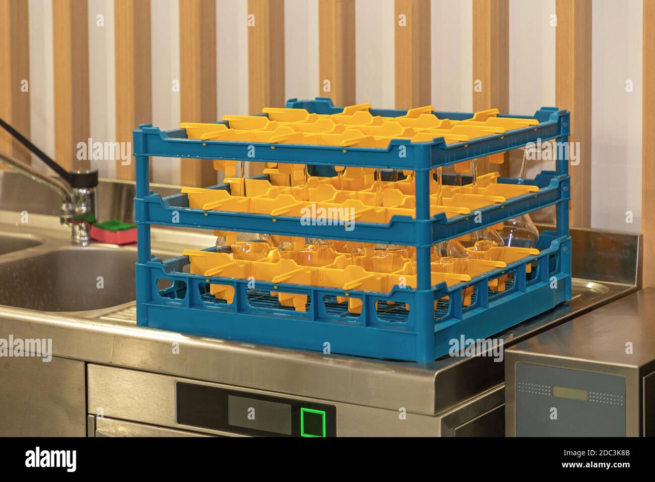 Geschirrspüler Glasregal an der Arbeitsplatte in der Restaurant-Küche Stockfoto