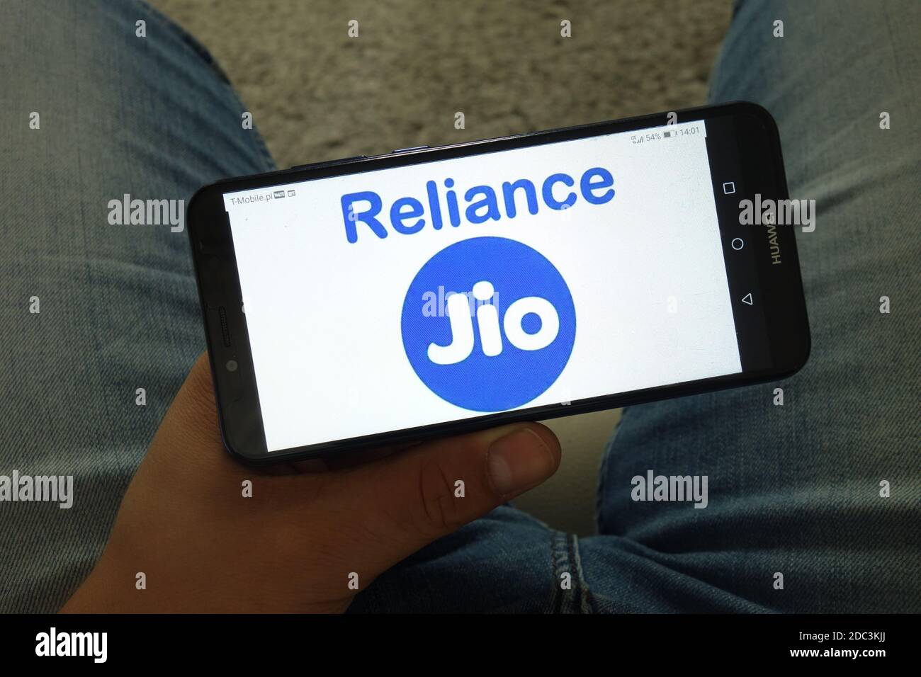 KONSKIE, POLEN - 29. Juni 2019: Reliance Jio Infocomm Limited Indisches Mobilfunknetzbetreiber-Logo auf dem Mobiltelefon Stockfoto