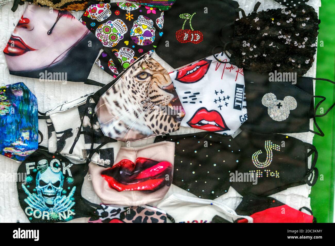 Schaufenster mit Gesichtsmasken, Mund-Nasen-Schutz, Corona-Pandemie, Bergmannstraße, Berlin Stockfoto