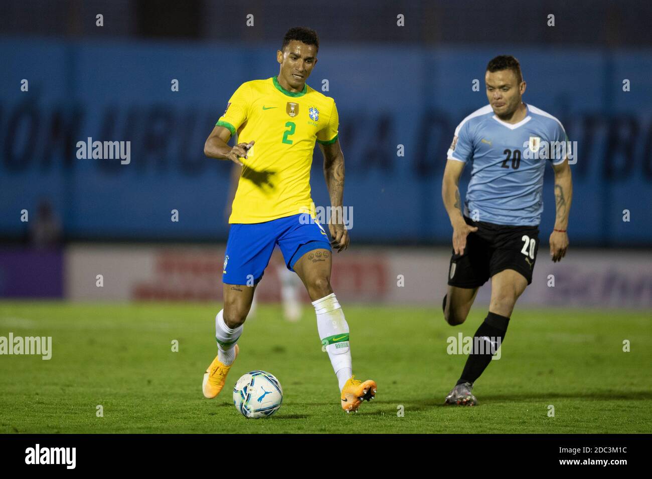 Centenario Stadion, Montevideo, Uruguay. November 2020. FIFA World Cup 2022 Qualifying Football; Uruguay gegen Brasilien; Danilo von Brasilien Credit: Action Plus Sports/Alamy Live News Stockfoto