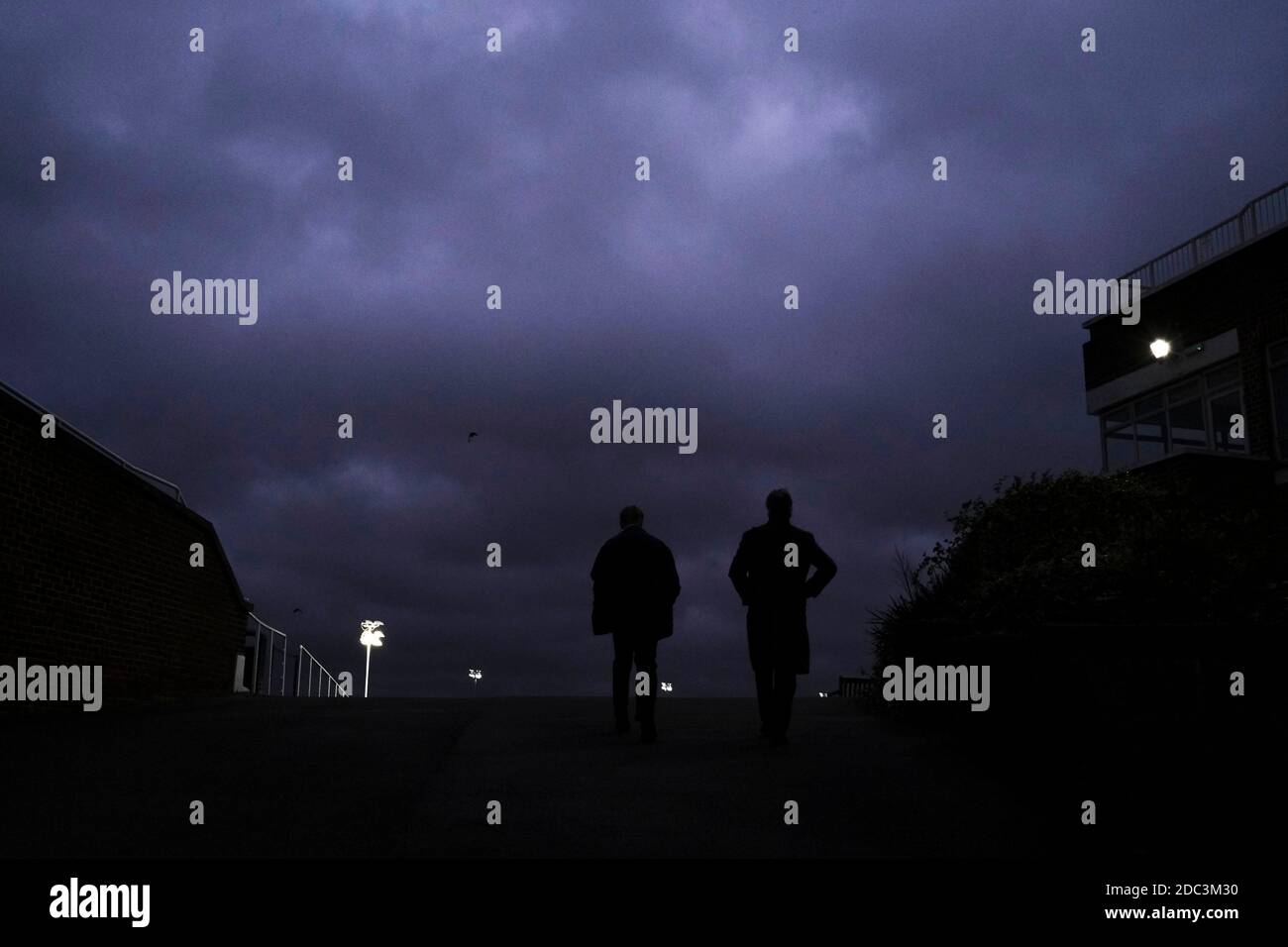 Ein allgemeiner Blick als Trainer machen sich den Aufstieg hinauf, um die Aktion auf Kempton Park Racecourse zu sehen. Stockfoto