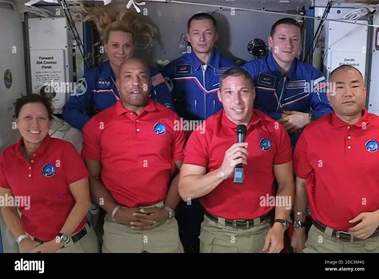 Die vier Astronauten der Commercial Crew (erste Reihe von links), Shannon Walker, Victor Glover, Michael Hopkins und Soichi Noguchi, werden am 16. November 2020 an Bord der Station begrüßt. In der hinteren Reihe von links sind NASA-Astronautin Kate Rubins und die Kosmonauten Sergey Ryzhikov und Sergey KUD-Sverchkov zu sehen. Nach einer 27-stündigen und halbstündigen Reise vom Kennedy Space Center der NASA zur Internationalen Raumstation wurden die neuesten Besatzungsmitglieder der Expedition 64 mit Sicherheitsunterweisungen über mögliche Gefahren im Labor, Standorte von Notfallausrüstung und Fluchtwege ausgestattet. NASA/UPI Stockfoto