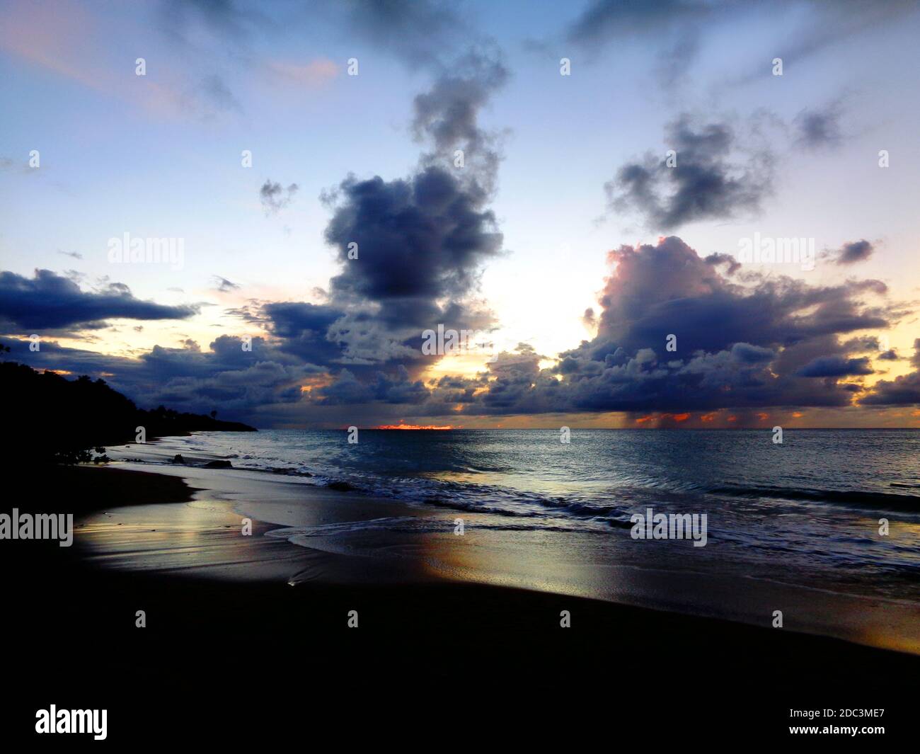 Sonnenuntergang am 'Plage de la Perle' ('Pearl Beach') in Rifflet, Guadeloupe Stockfoto