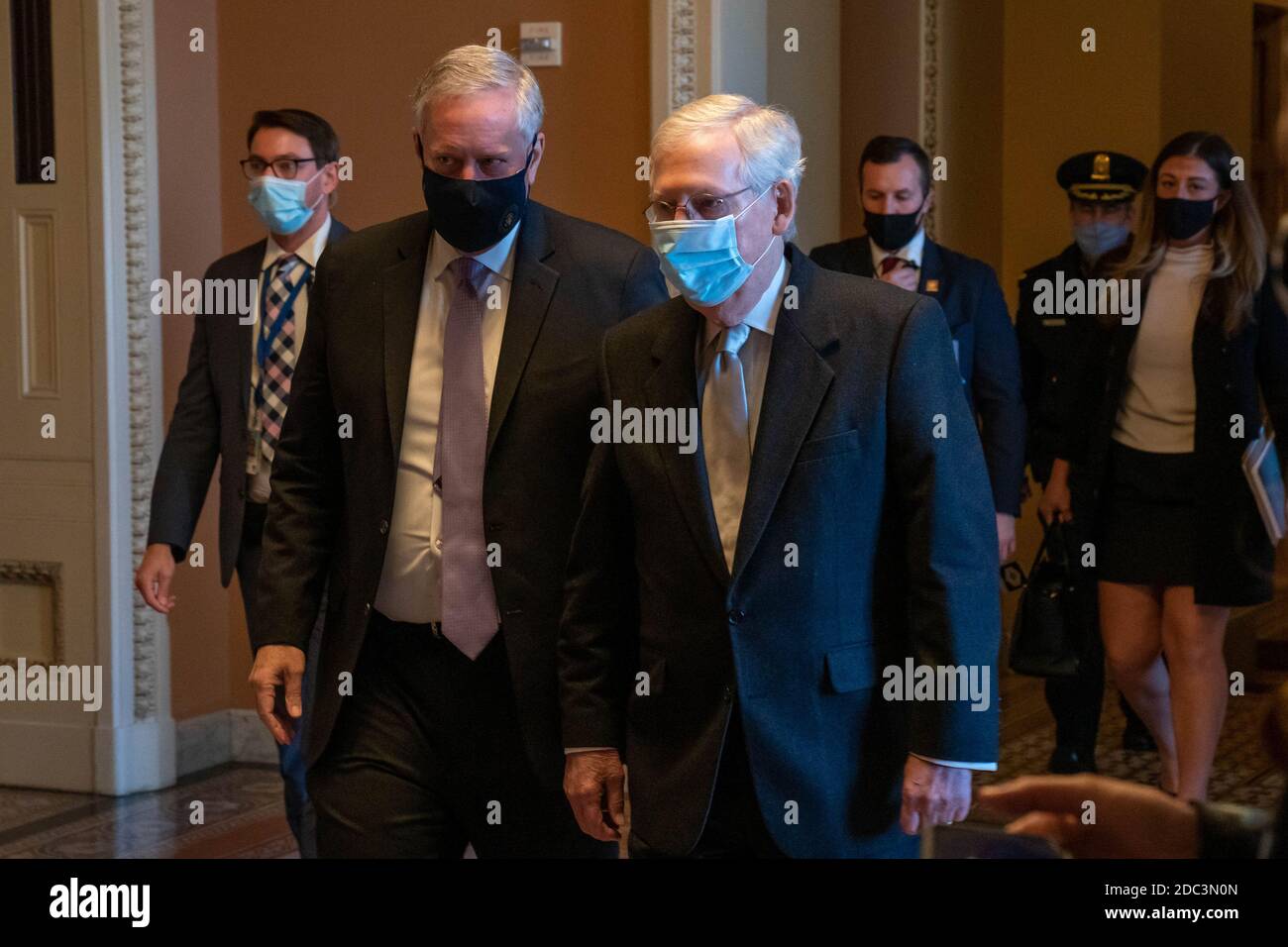 Washington, Usa. November 2020. Der US-Senator, Mehrheitsführer Mitch McConnell (R-KY), geht mit dem Stabschef des Weißen Hauses, Mark Meadows, nach dem Verlassen des Büros von McConnells auf dem Capitol Hill in Washington, DC, am Mittwoch, dem 18. November 2020. Foto von Ken Cedeno/UPI Kredit: UPI/Alamy Live Nachrichten Stockfoto