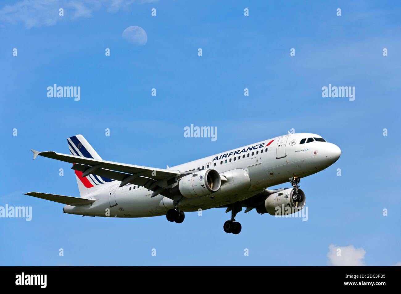 Airbus A 319 der Fluggesellschaft Air France nähert sich dem Flughafen Genf, Genf, Schweiz Stockfoto