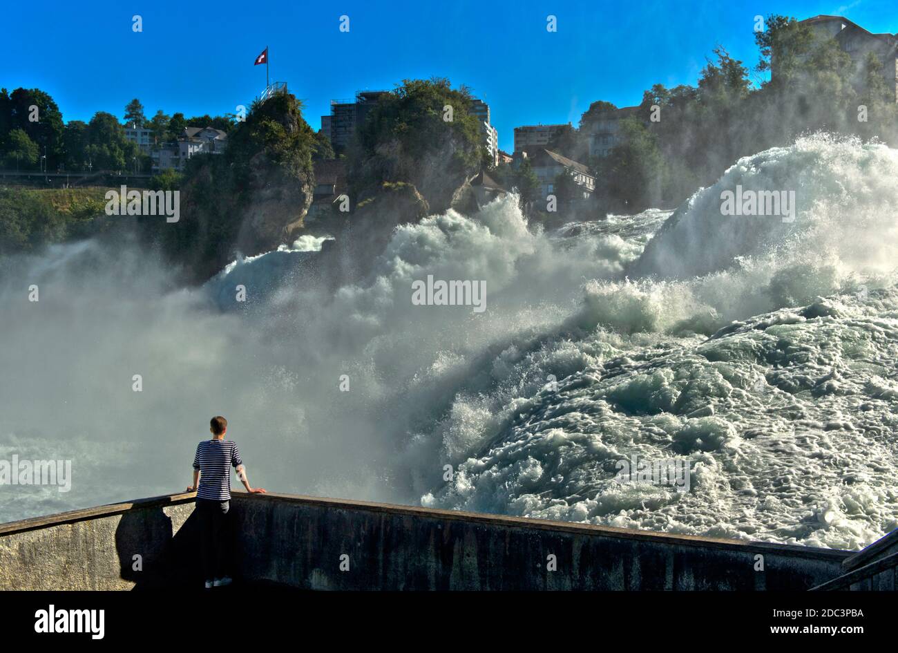Der Rheinfall zur Zeit der Schneeschmelze in den Alpen, Laufen-Uhwiesen bei Schaffhausen, Schweiz Stockfoto
