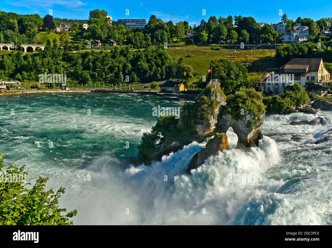 Felseninsel im rauschenden Wasser am Rheinfall zur Zeit der Schneeschmelze in den Alpen, Laufen-Uhwiesen bei Schaffhausen, Schweiz Stockfoto