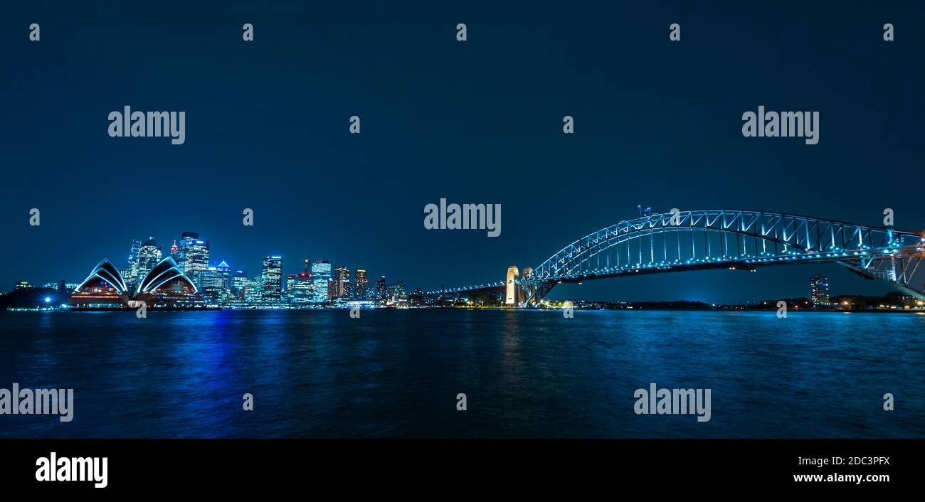 Panorama-Foto von Sydney Skyline mit Harbour Bridge abends nach Sonnenuntergang Stockfoto