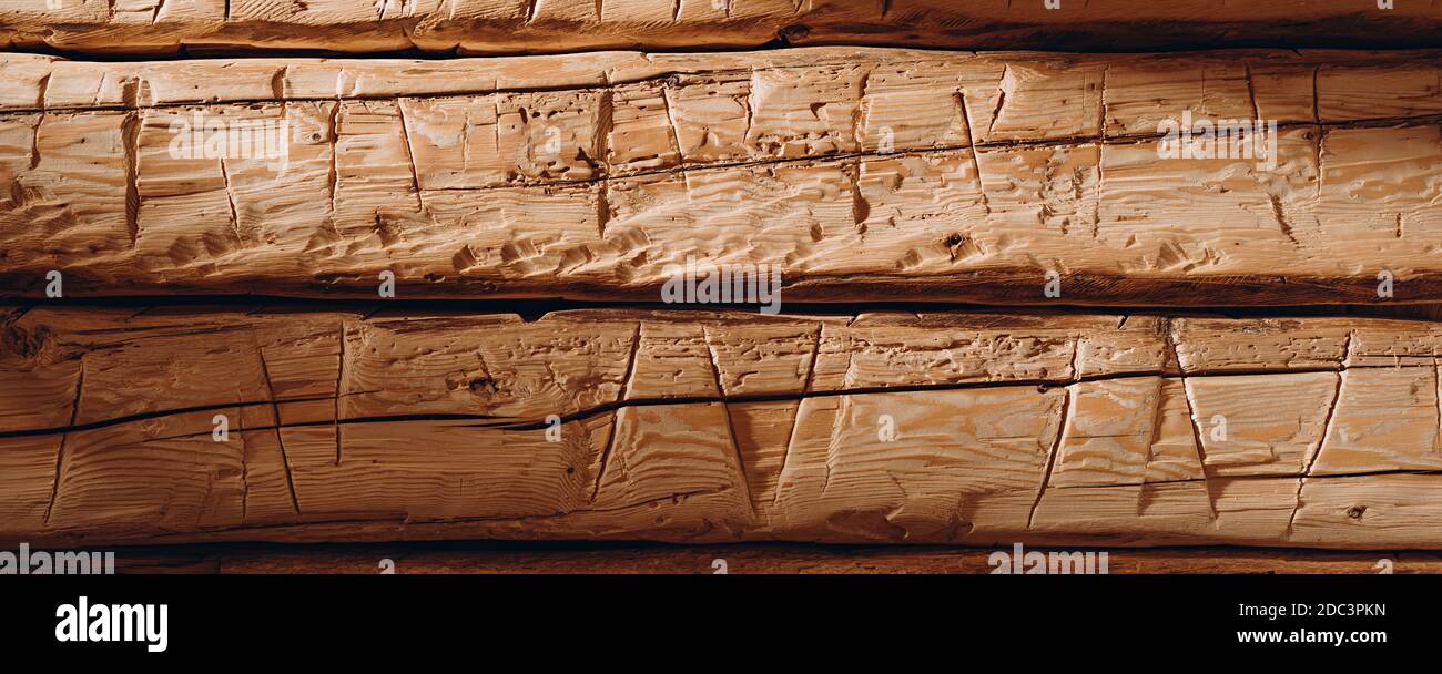 Handbehauene und polierte Balken. Altes, gutes Holz. Texturhintergrund Stockfoto