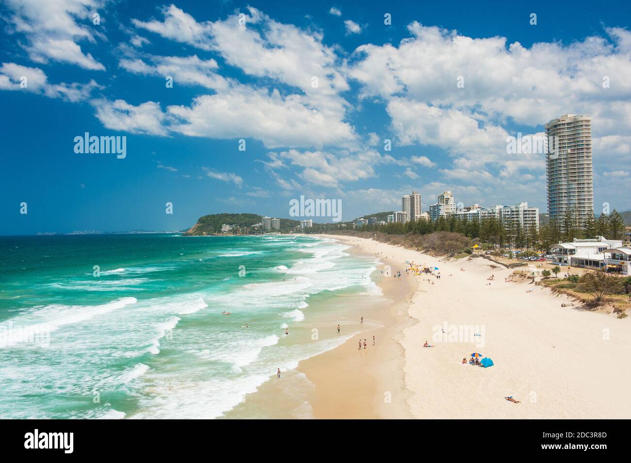 Gold Coast mit einem Strand voller Touristen, die von oben gesehen. Queensland, Australien Stockfoto