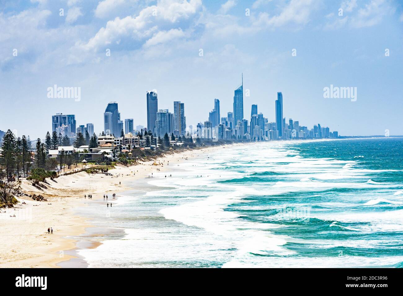 Gold Coast mit einem Surfers Paradise Strand voller Touristen von oben gesehen. Queensland, Australien. Stockfoto