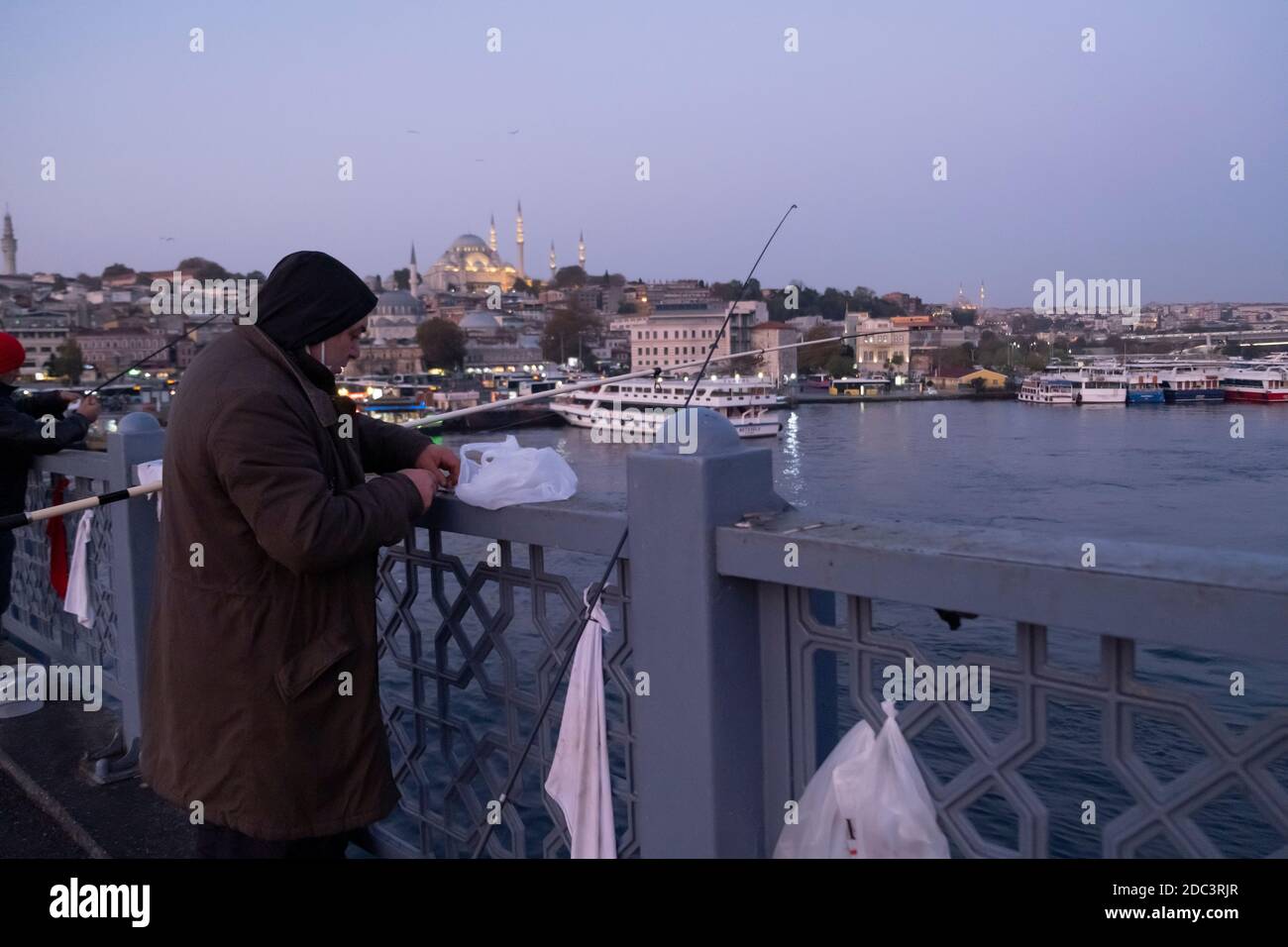 Leute Angeln mit Angelruten aus der Galata Brücke über das Goldene Horn in Istanbul Türkei Stockfoto