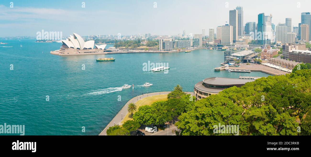 Sydney Innenstadt und Hafen von oben. Panoramafoto Stockfoto