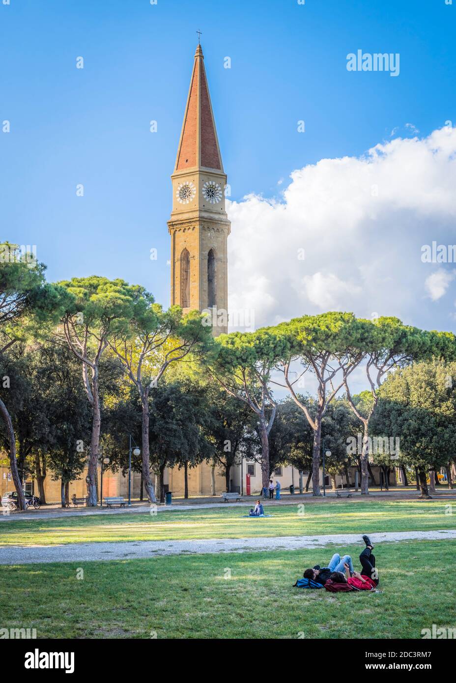 Blick auf den Turm der Kathedrale von Arezzo (Cattedrale di SS. Donato e Pietro) aus dem Park in der Stadt Arezzo in der Toskana, Italien Stockfoto