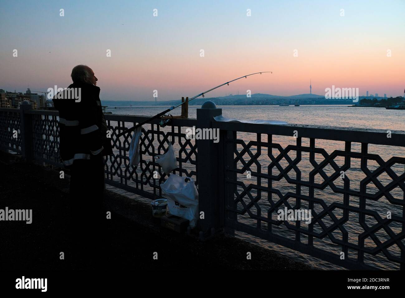 Leute Angeln mit Angelruten aus der Galata Brücke über das Goldene Horn in Istanbul Türkei Stockfoto