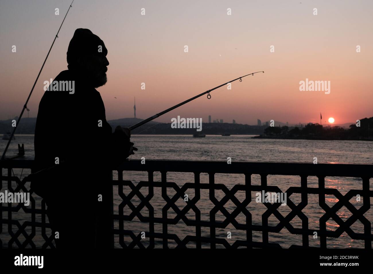 Leute Angeln mit Angelruten aus der Galata Brücke über das Goldene Horn in Istanbul Türkei Stockfoto