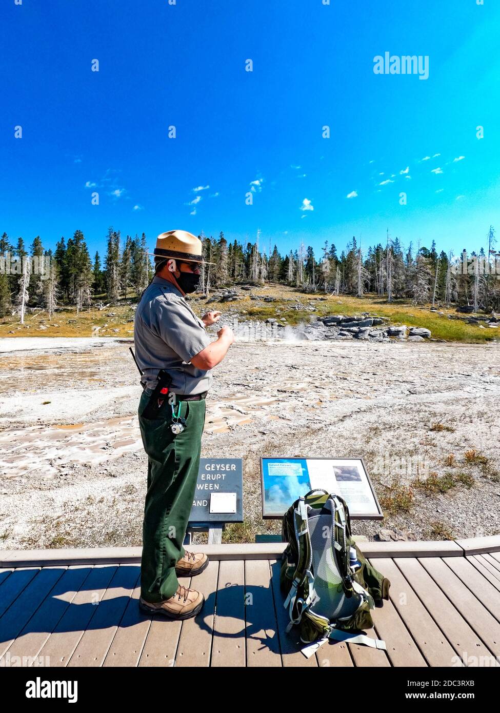 National Park Officer erklärt über die Grand Geyser Eruption, Upper Geyser Basin, Yellowstone National Park, Wyoming, USA Stockfoto