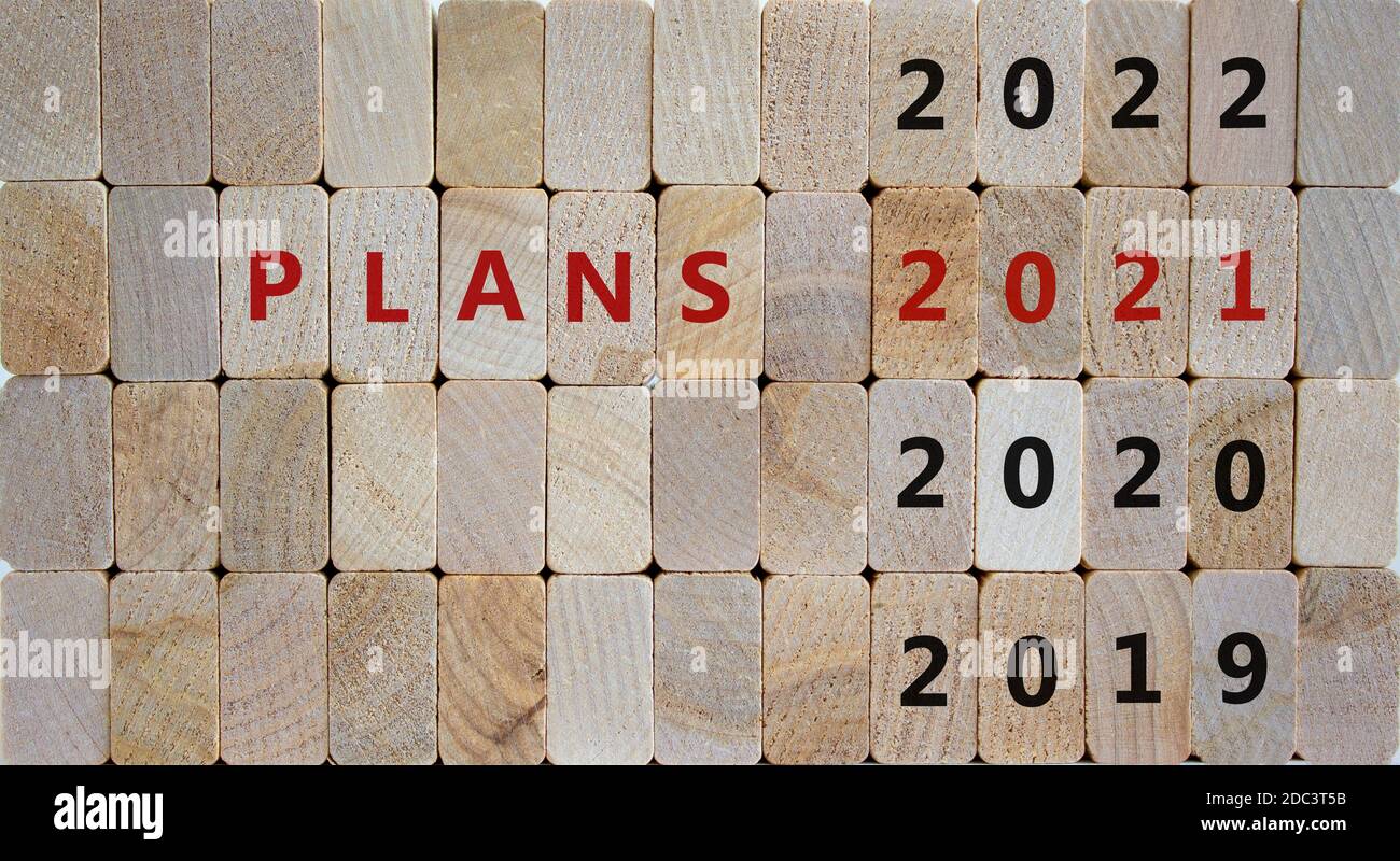 Geschäftskonzept der Planung 2021. Holzblöcke mit der Aufschrift 'Pläne 2021'. 2019, 2020, 2022 Nummern. Schöner Holzhintergrund, Kopierraum. Stockfoto