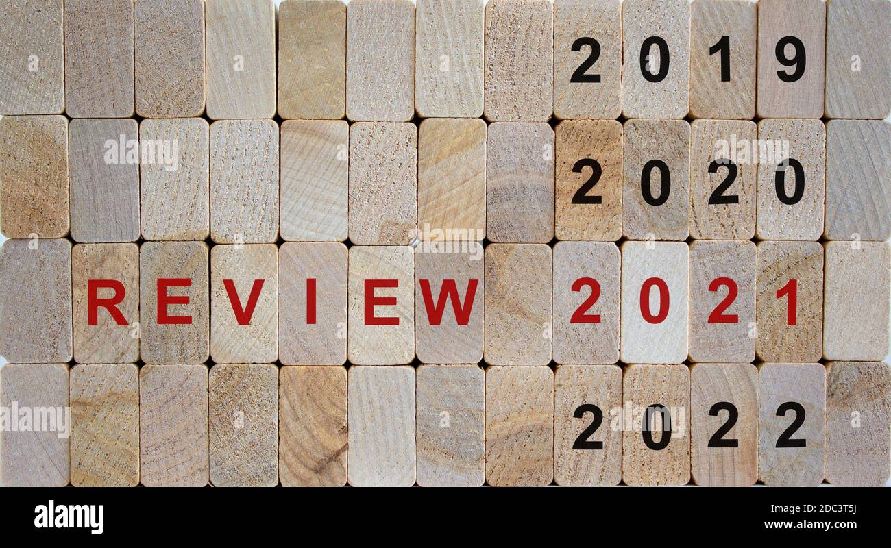 Geschäftskonzept der Planung 2021. Holzblöcke mit der Aufschrift 'Review 2021'. 2019, 2020, 2022 Nummern. Schöner Holzhintergrund, Kopierraum Stockfoto