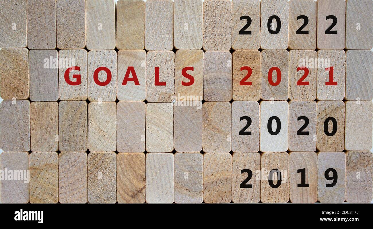 Geschäftskonzept der Planung 2021. Holzblöcke mit der Aufschrift 'Tore 2021'. 2019, 2020, 2022 Nummern. Schöner Holzhintergrund, Kopierraum. Stockfoto