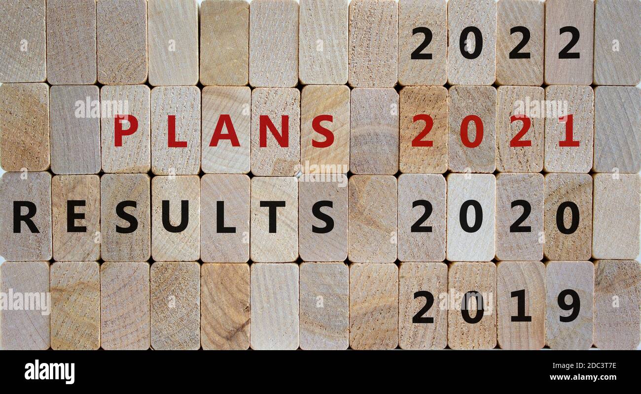 Geschäftskonzept der Planung 2021. Holzblöcke mit der Aufschrift 'Rel. 2020, Pläne 2021'. 2019, 2022 Nummern. Schöner Holzhintergrund, Kopie Stockfoto