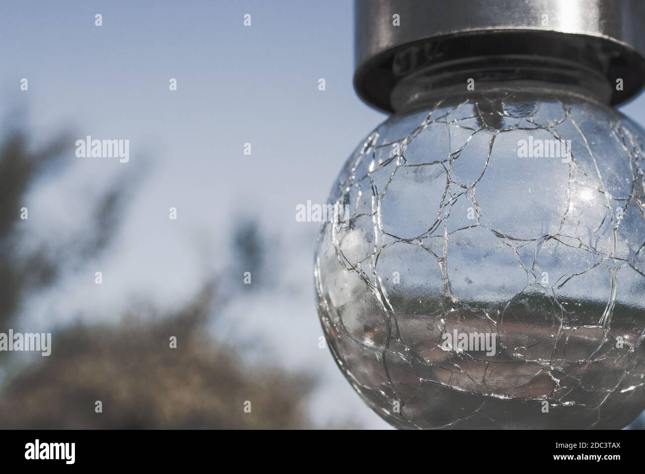 Kleine runde Gartenlampe Nahaufnahme mit einem Himmel auf dem Hintergrund Stockfoto